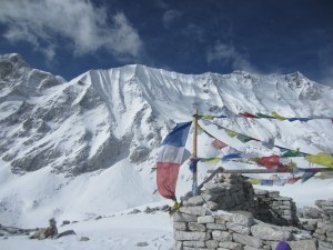 Prayer flags and white mountains, Larke La